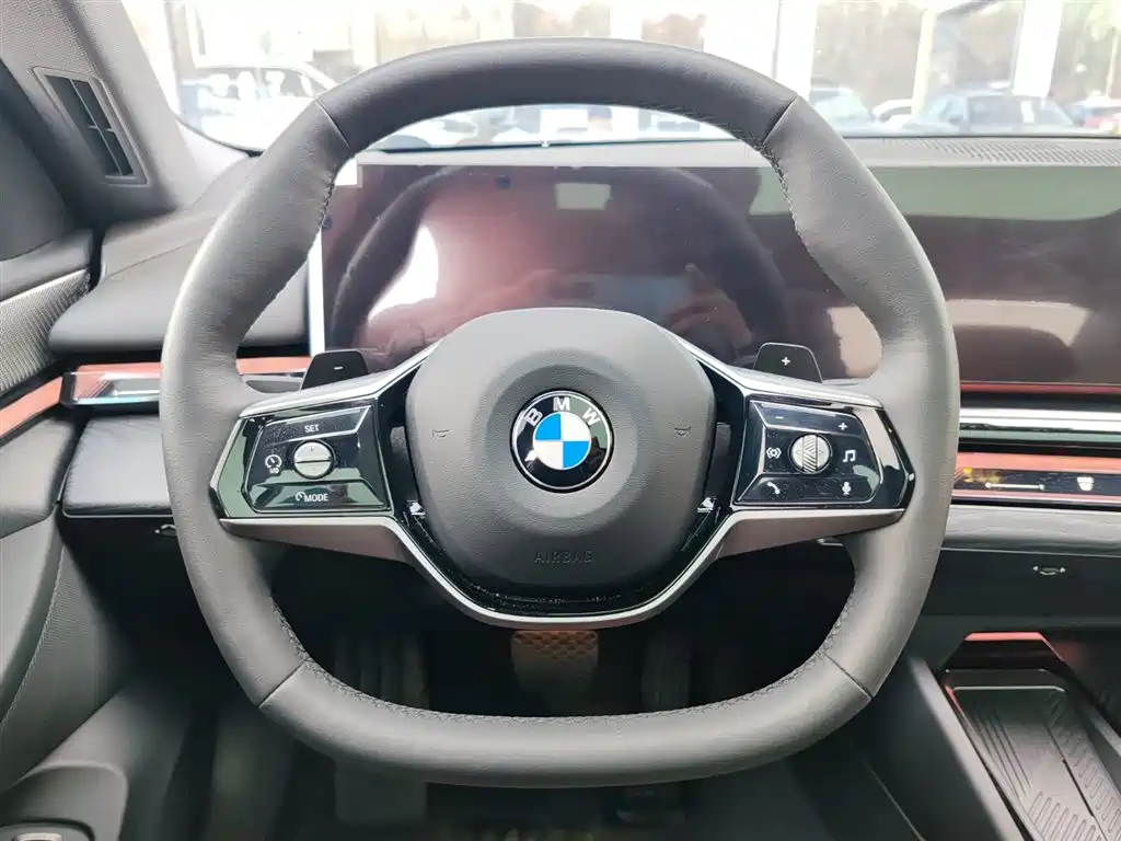 BMW 5 Series 2025 — фото 10