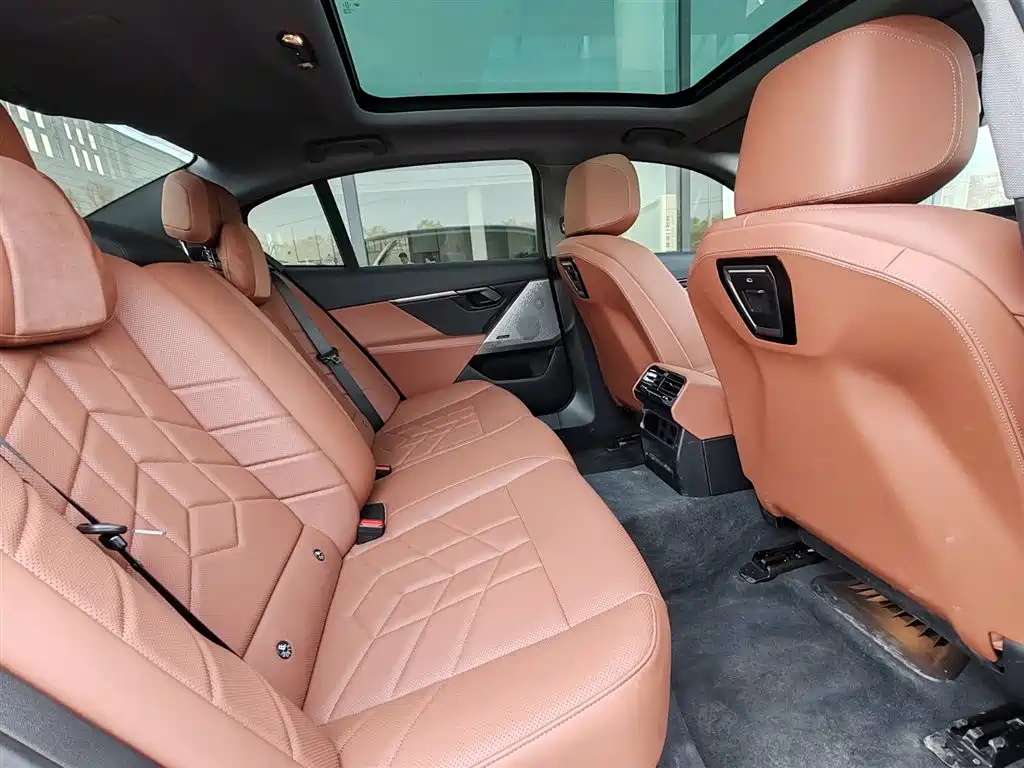 BMW 5 Series 2025 — фото 13