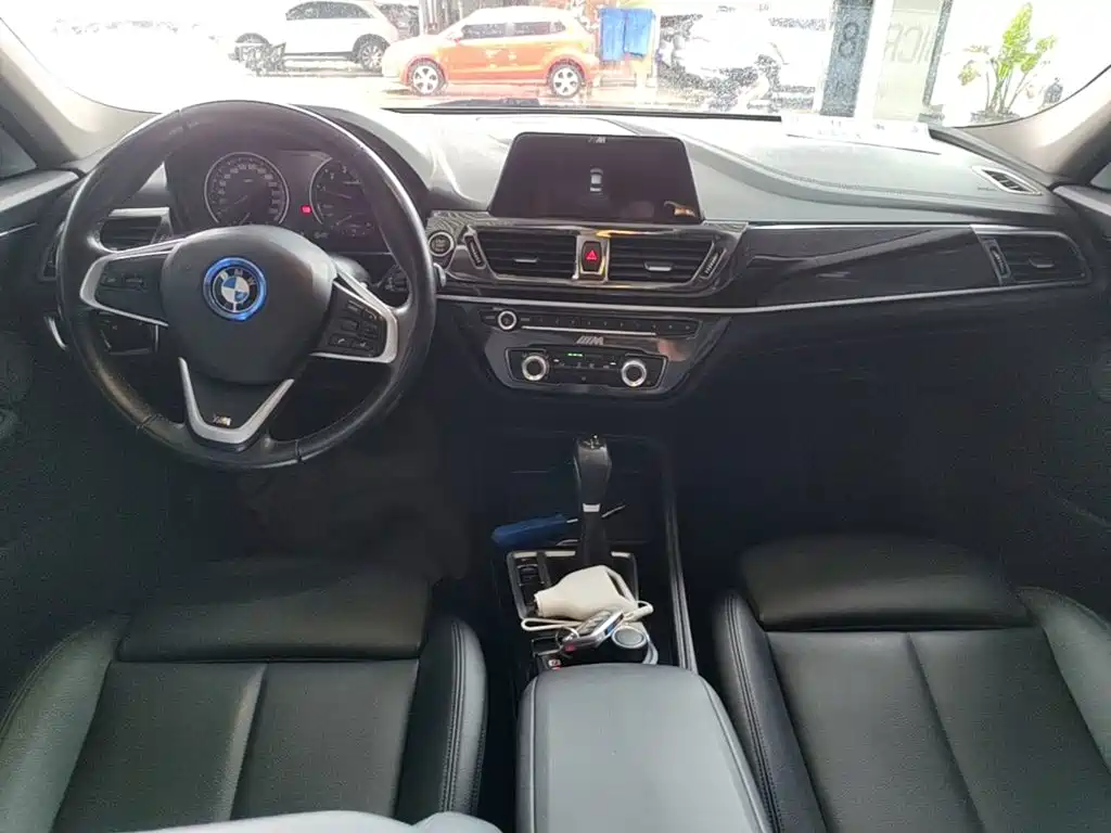 BMW 1 Series 2018 — фото 10