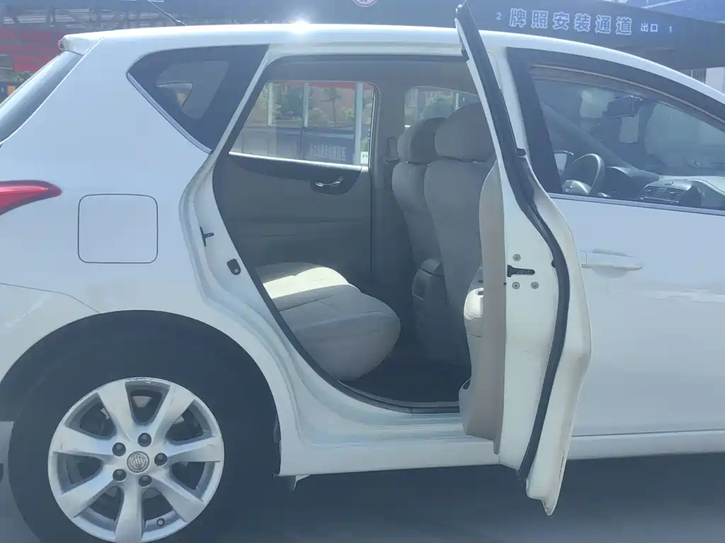 Nissan Tiida 2015 — фото 10