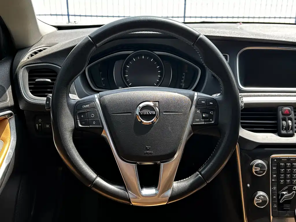 Volvo V40 2017 — фото 18