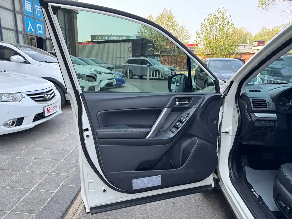 Subaru Forester 2015 — фото 10