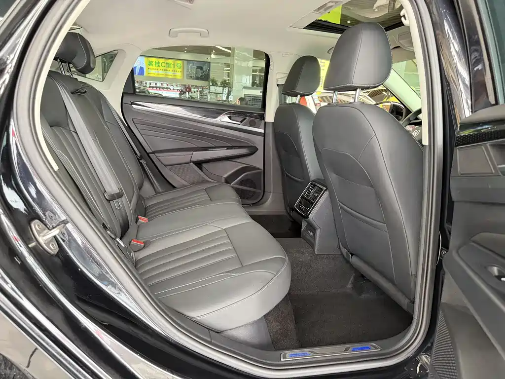 Volkswagen Passat PHEV 2023 — фото 10