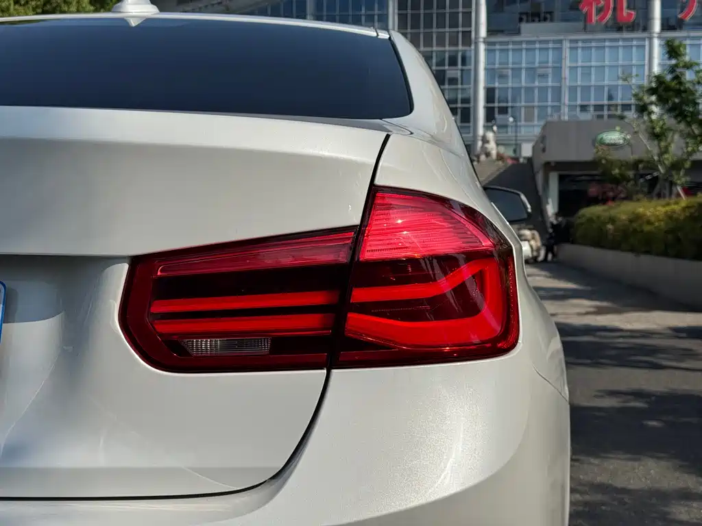 BMW 3 Series 2017 — фото 24