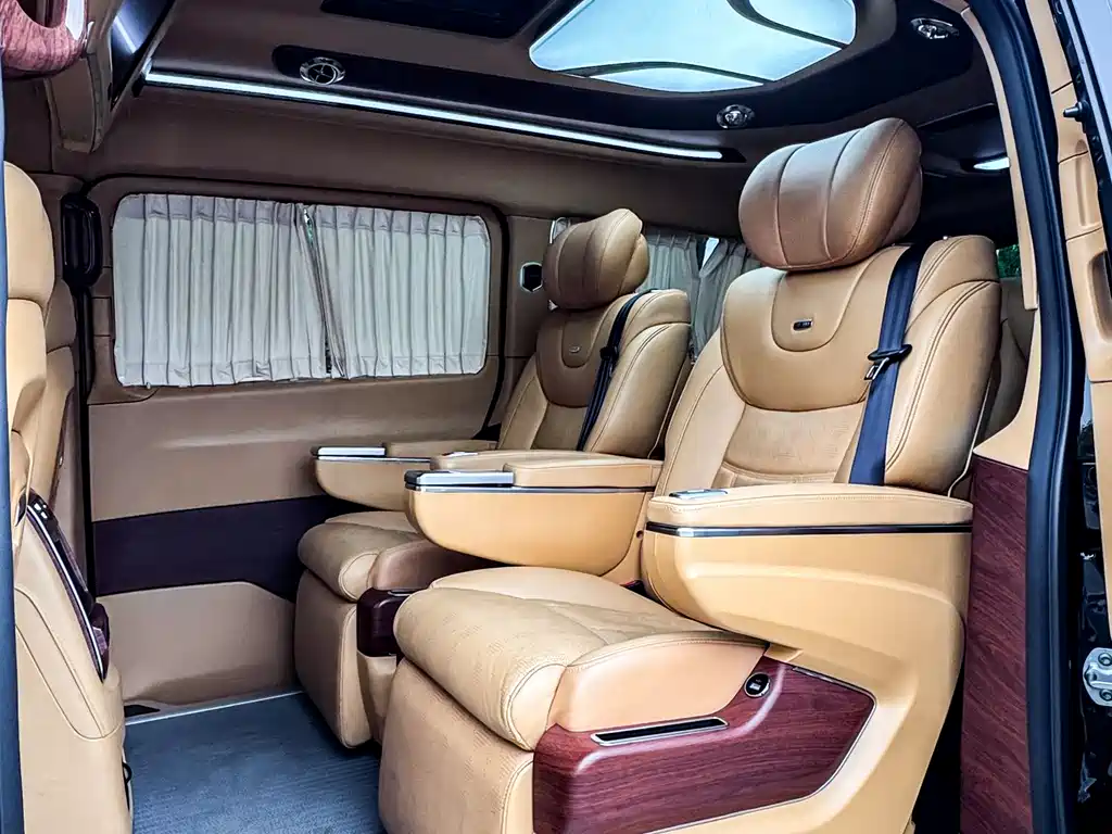 Mercedes-Benz V-Class 2022 — фото 17