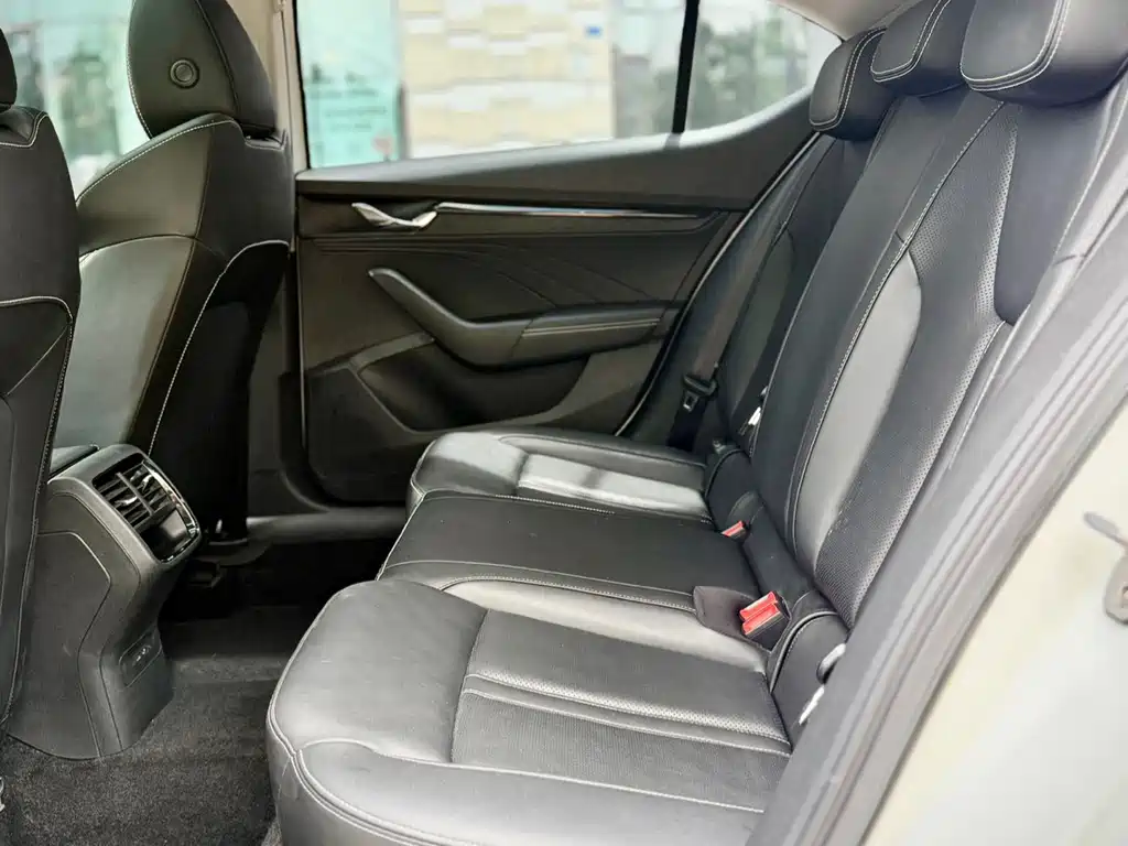 Skoda Octavia 2023 — фото 11