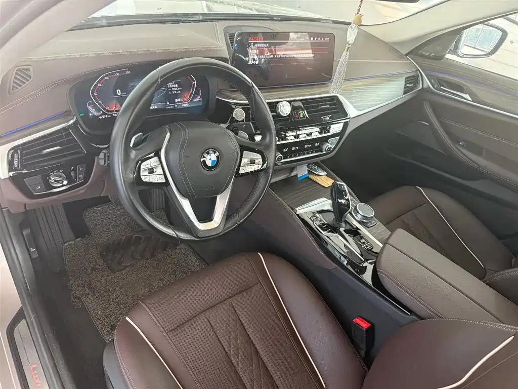 BMW 5 Series 2021 — фото 14