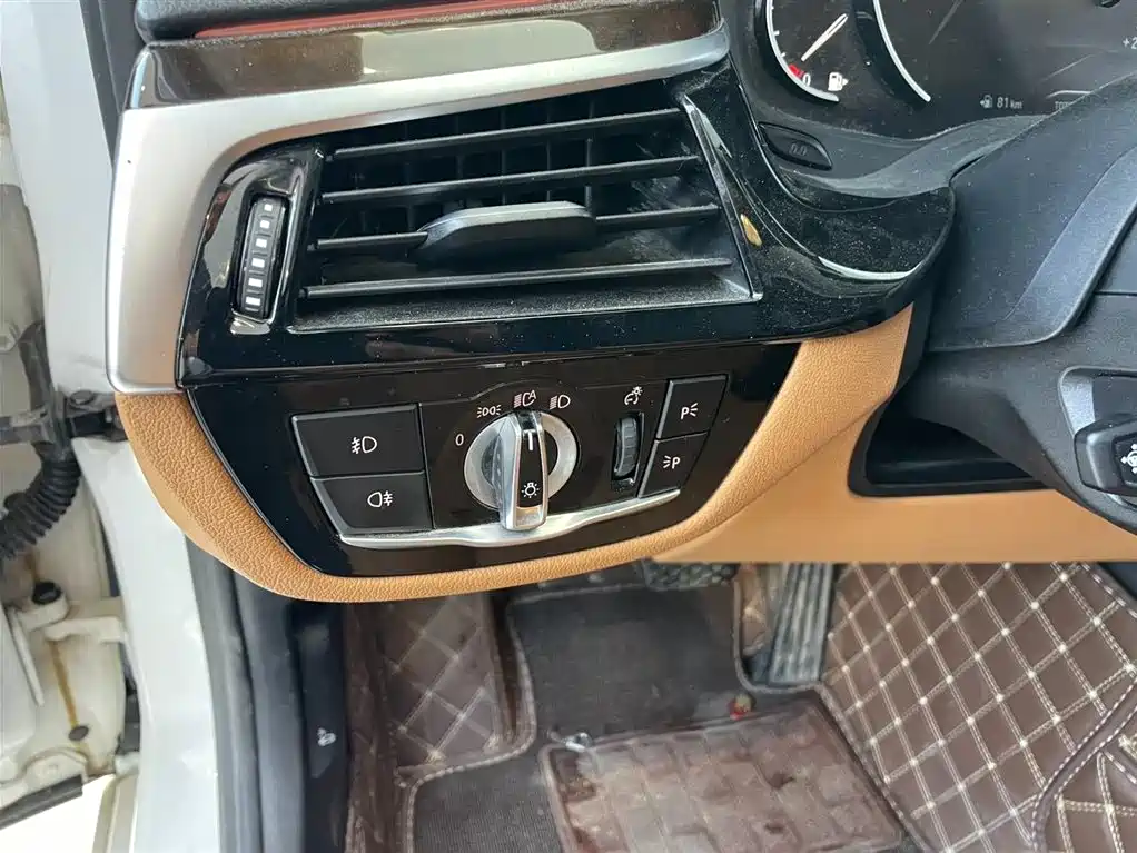 BMW 5 Series 2018 — фото 10