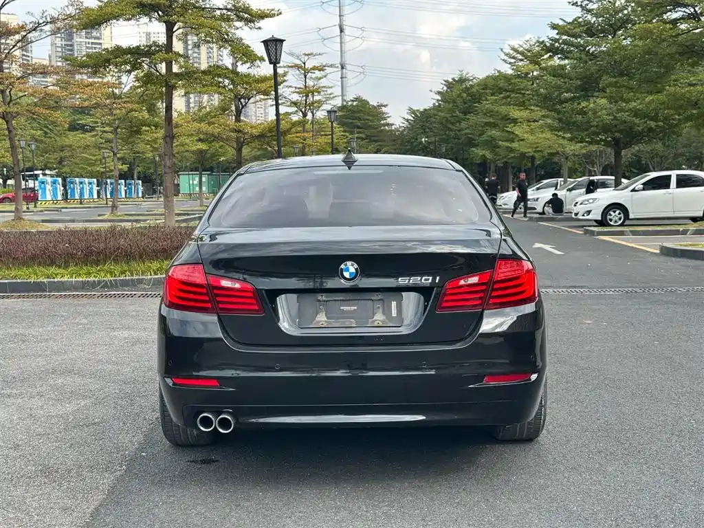BMW 5 Series 2017 — фото 16
