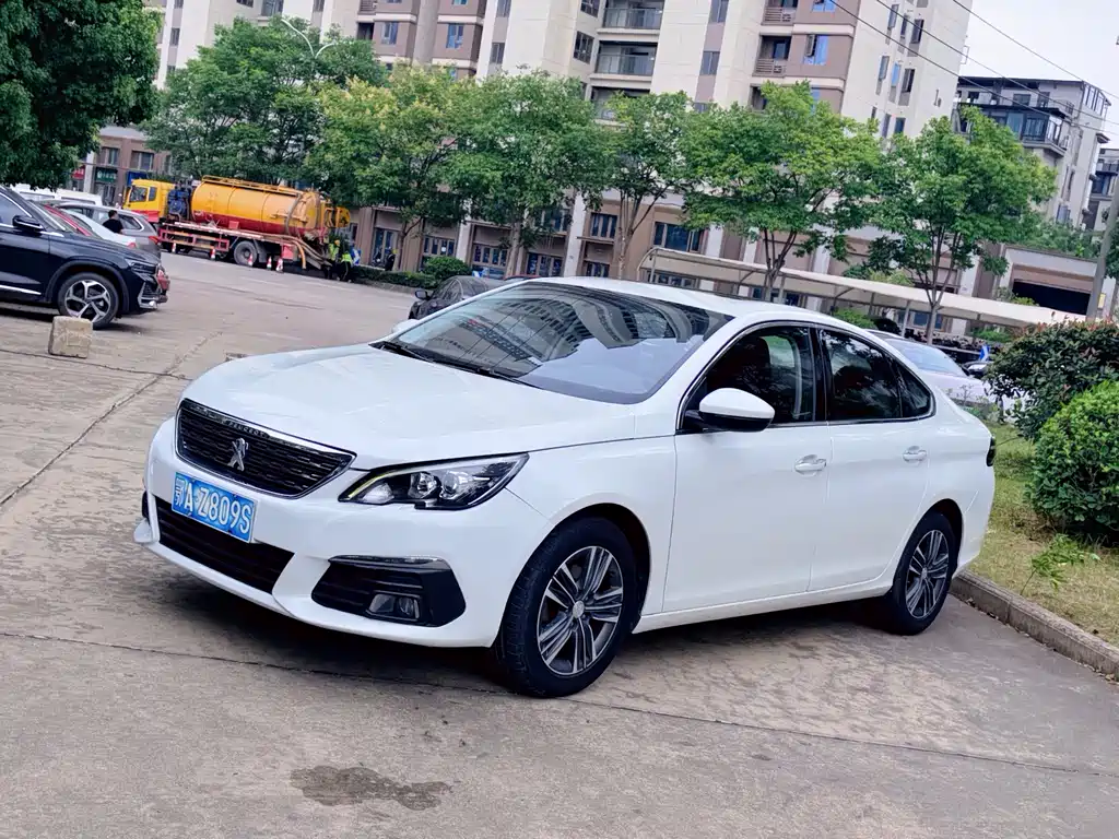 Peugeot 308 2018 — фото 1