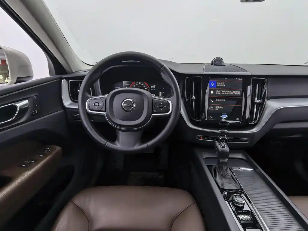 Volvo XC60 2018 — фото 12