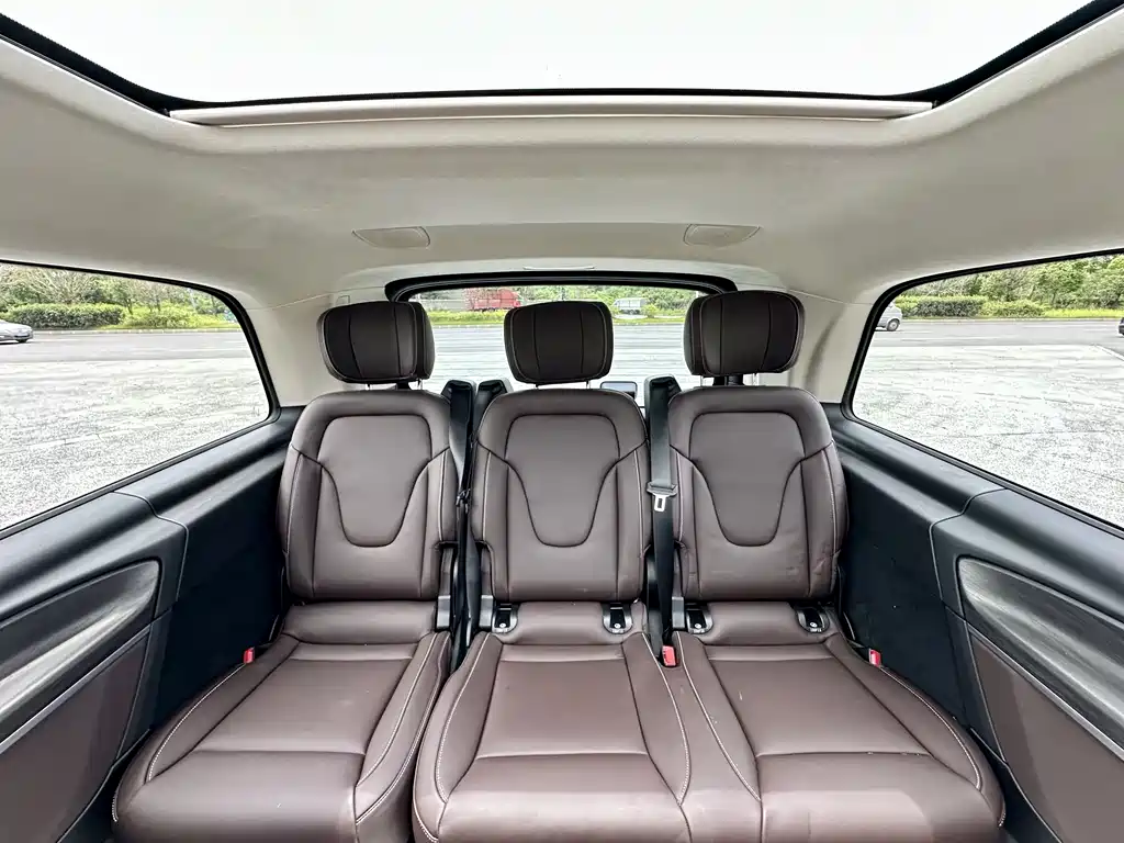 Mercedes-Benz V-Class 2025 — фото 17