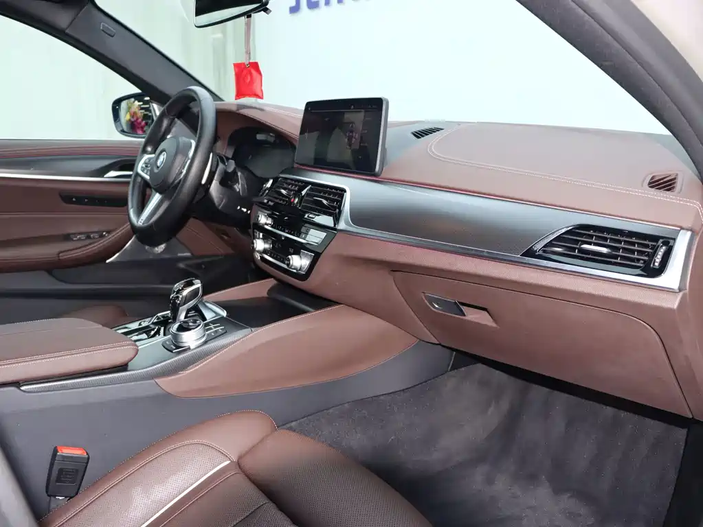 BMW 5 Series 2022 — фото 13