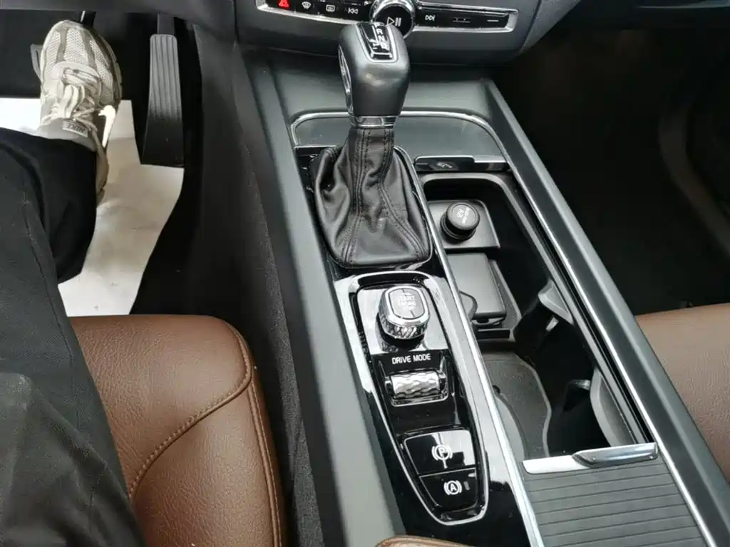 Volvo XC60 2019 — фото 14
