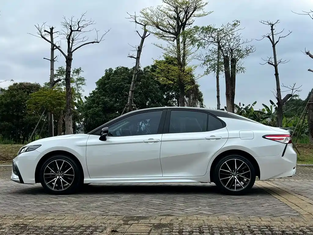 Toyota Camry 2023 — фото 6