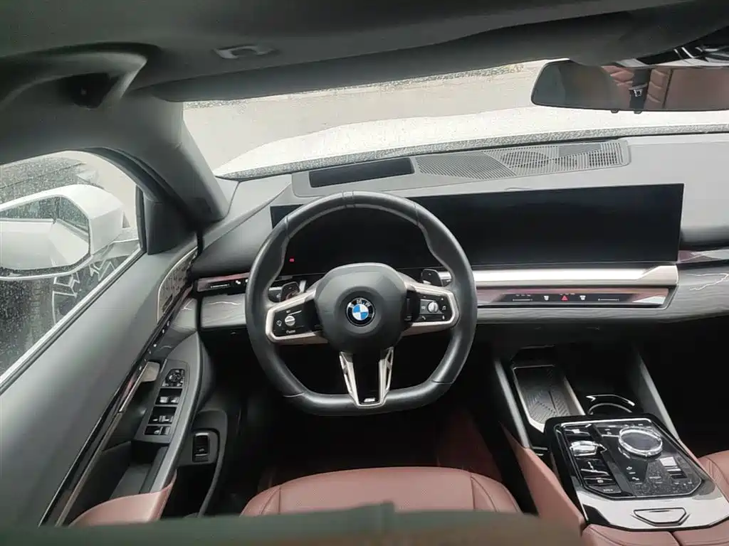 BMW 5 Series 2025 — фото 17