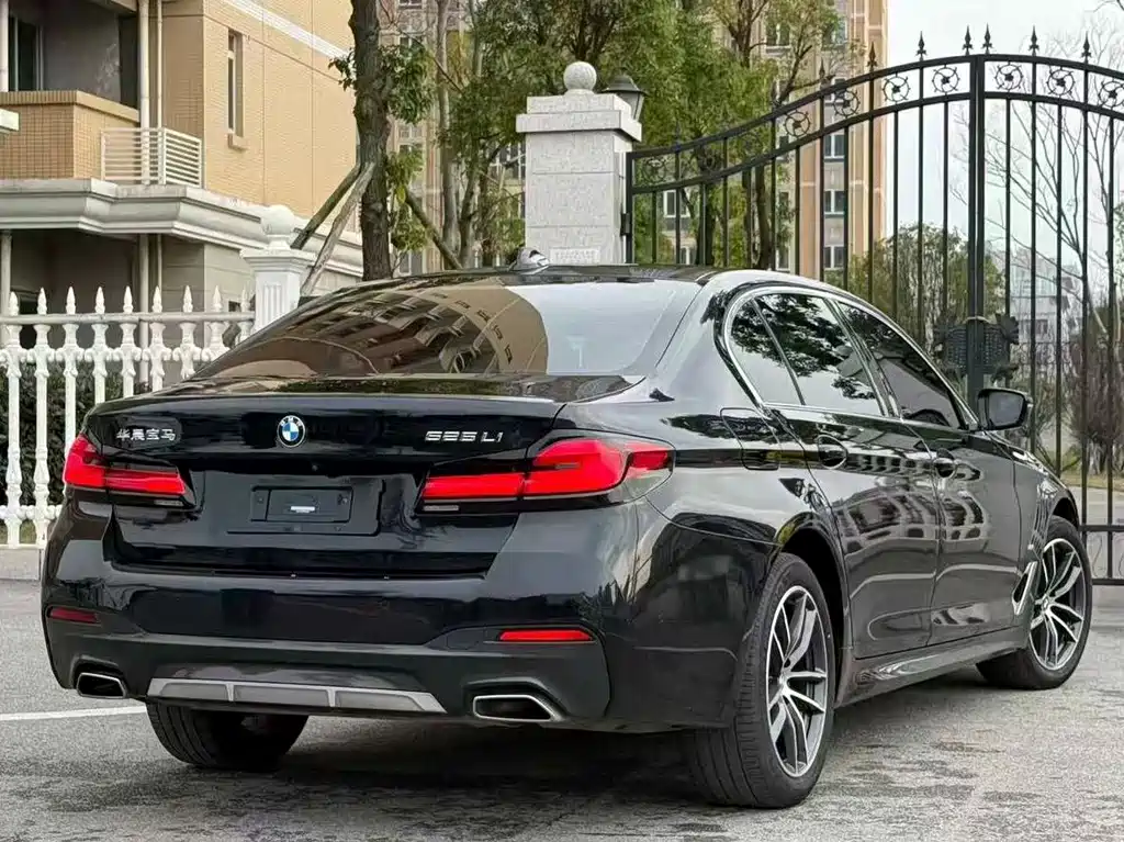 BMW 5 Series 2023 — фото 9
