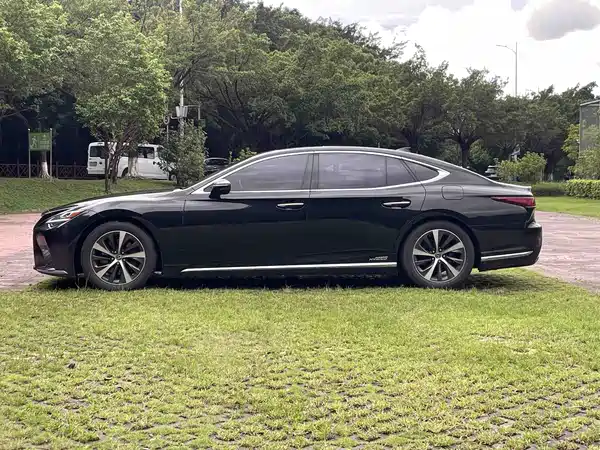 Lexus LS 2022