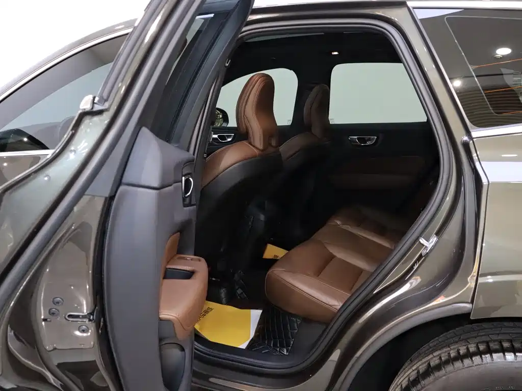 Volvo XC60 2022 — фото 15