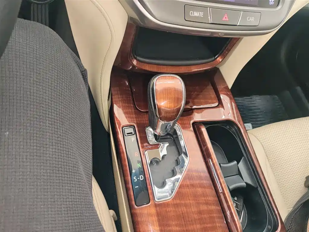 Toyota Crown 2017 — фото 10