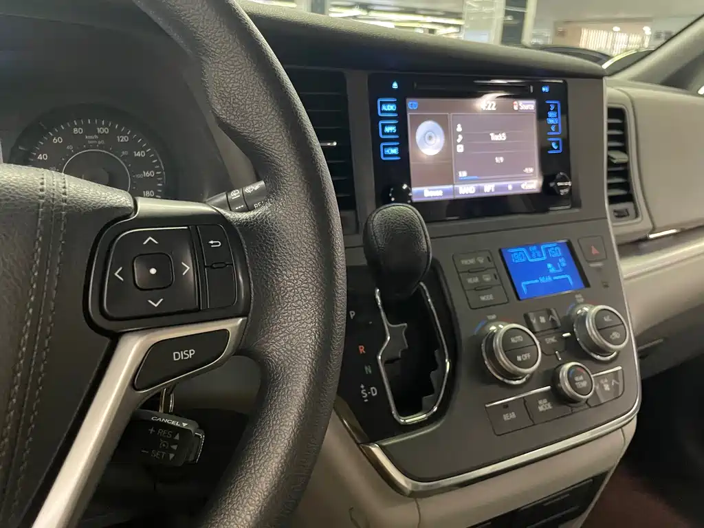 Toyota Sienna 2016 — фото 17
