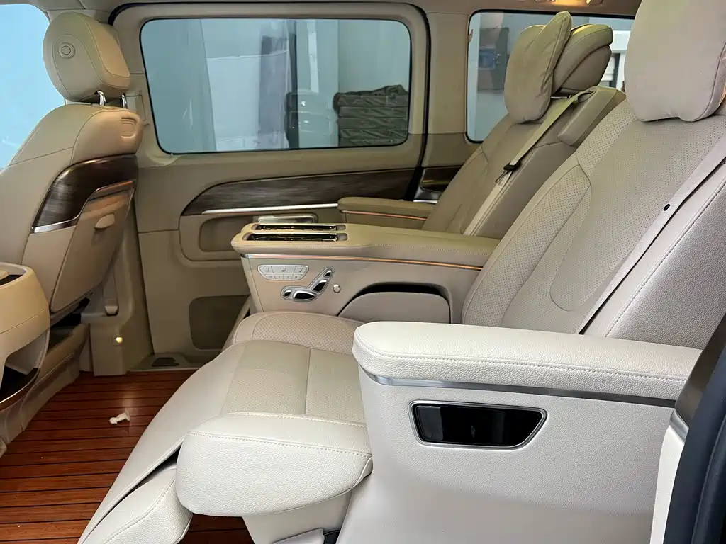 Mercedes-Benz V-Class 2023 — фото 8
