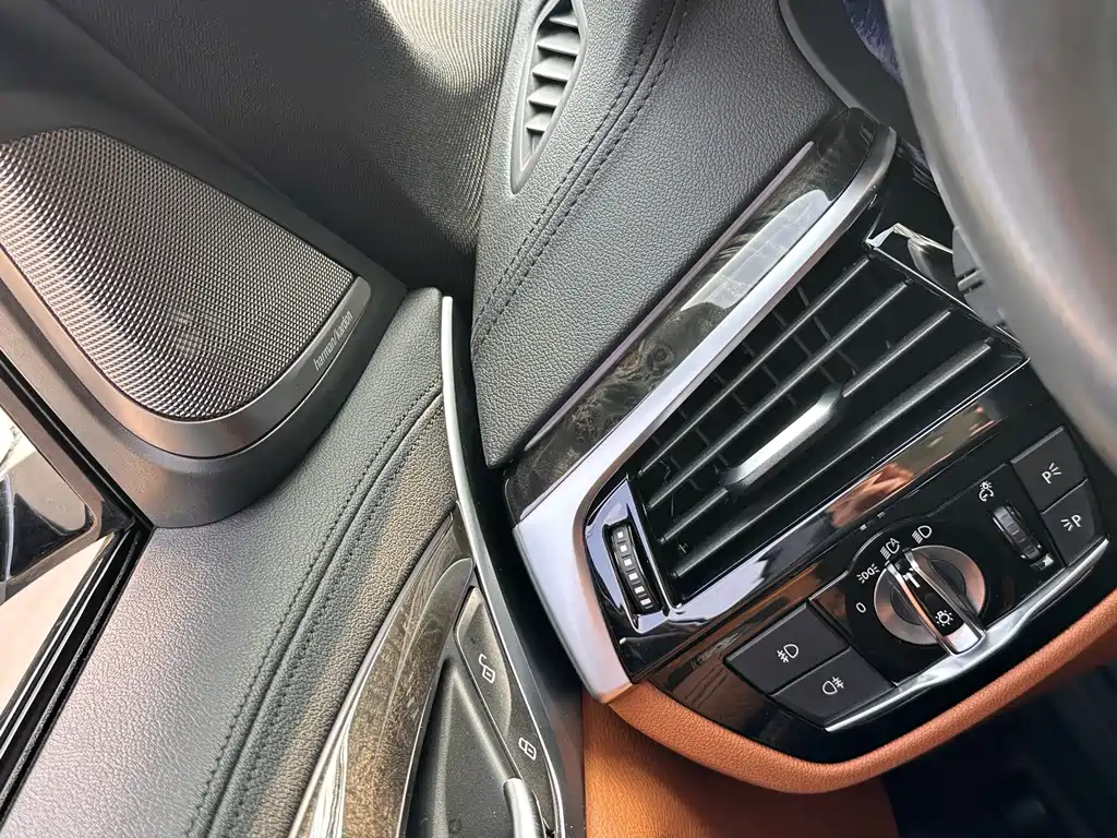 BMW 5 Series 2018 — фото 17