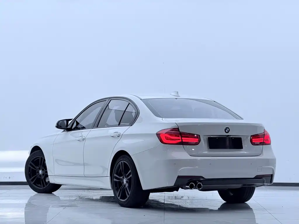 BMW 3 Series 2018 — фото 26