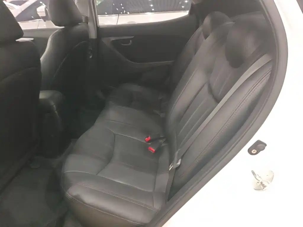 Hyundai Elantra 2016 — фото 17