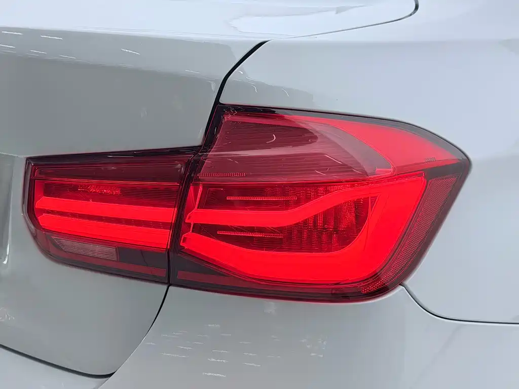 BMW 3 Series 2018 — фото 20