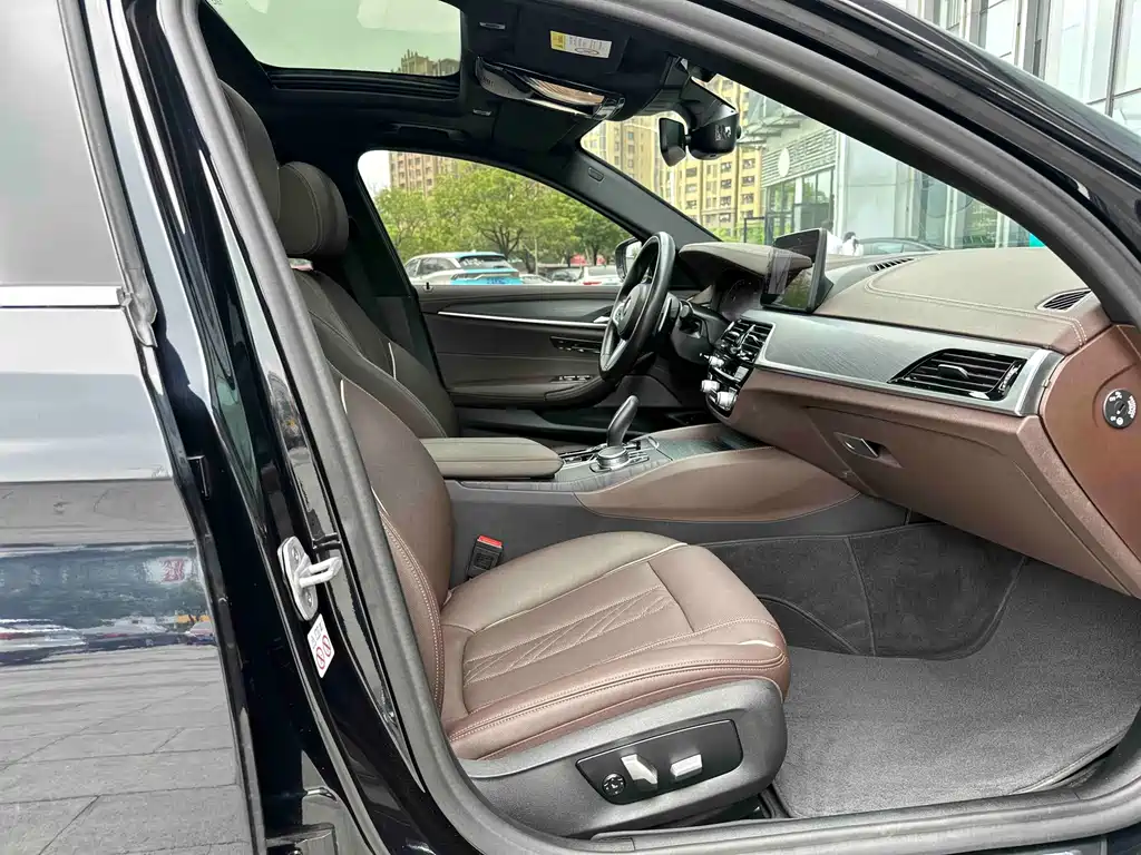 BMW 5 Series 2021 — фото 16