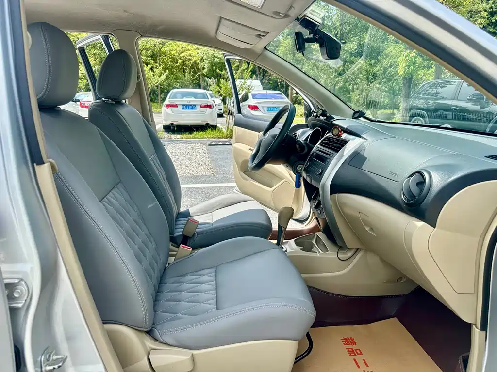 Nissan Livina 2018 — фото 16