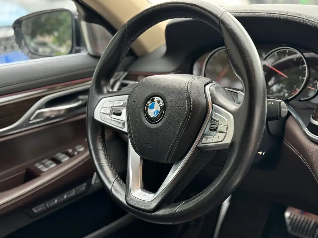 BMW 7 Series 2017 — фото 11