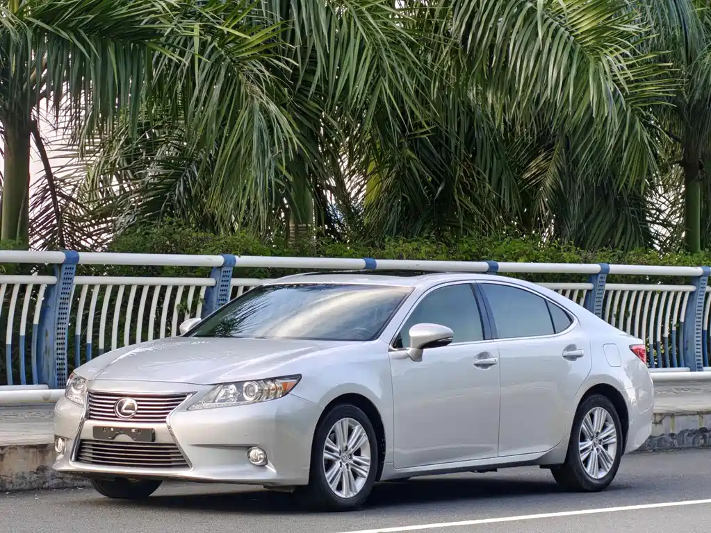 Lexus ES 2012 — фото 1