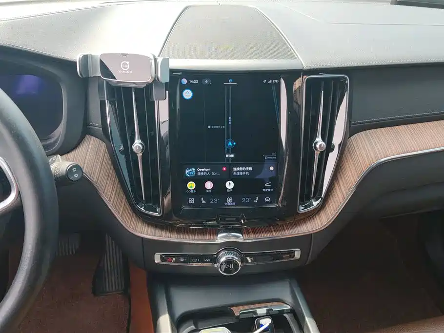 Volvo XC60 2022 — фото 13