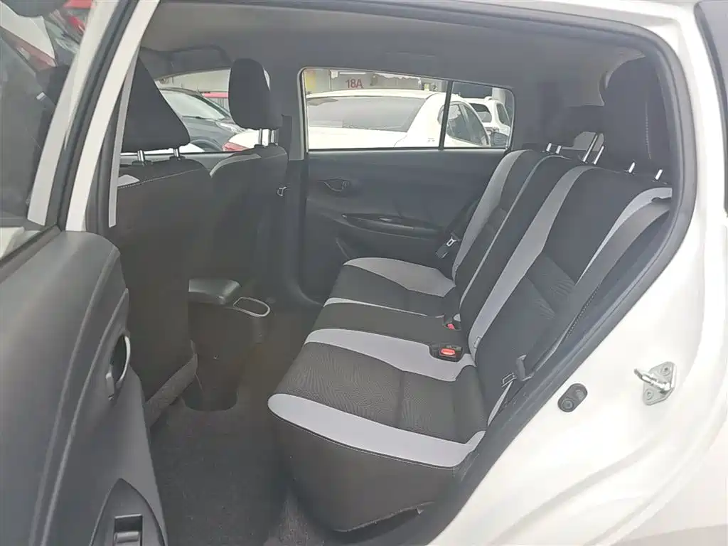Toyota Yaris L 2021 — фото 17