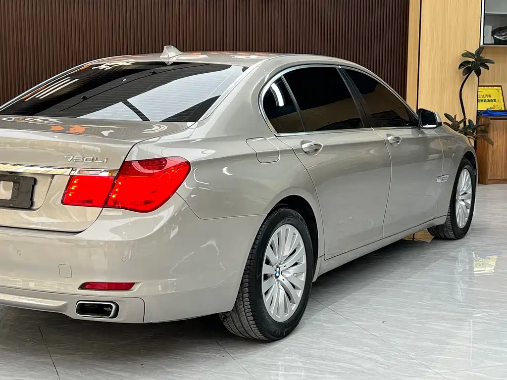 BMW 7 Series 2012 — фото 14