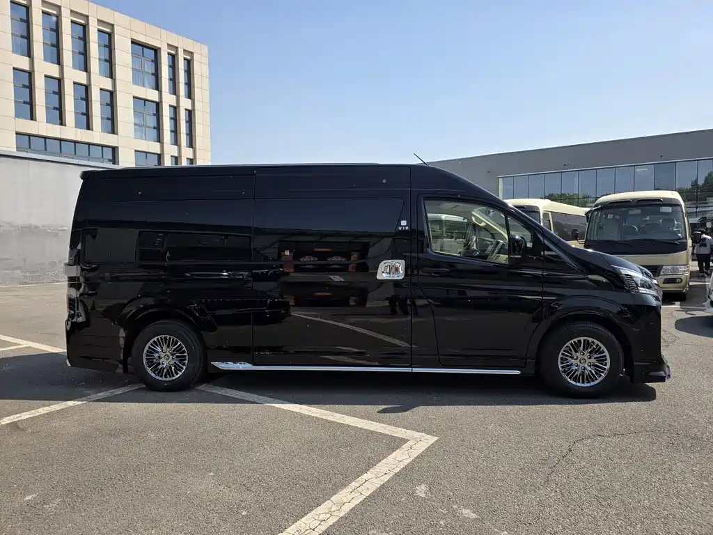 Toyota Hiace — фото 3