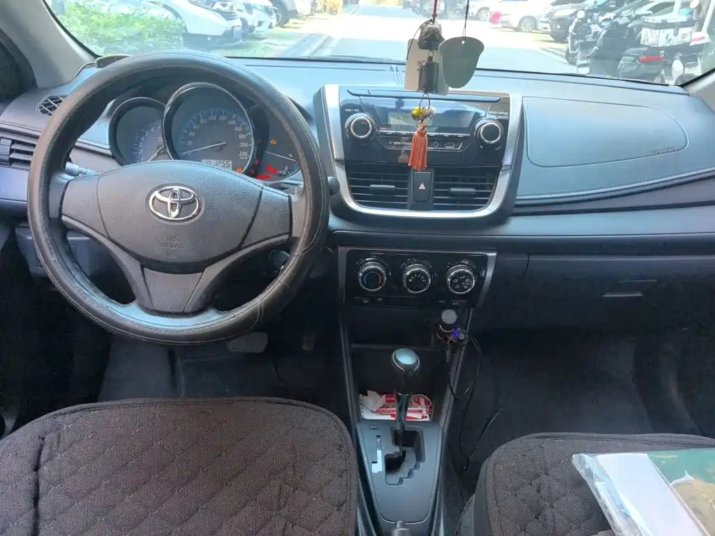 Toyota Yaris L 2016 — фото 13