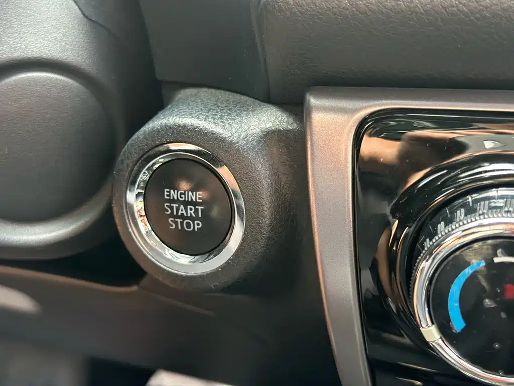 Toyota Yaris L 2023 — фото 12