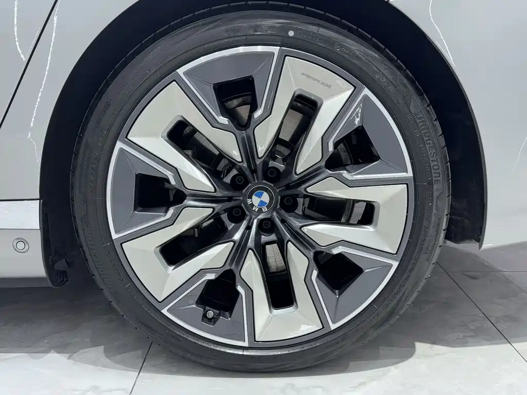 BMW i7 2023 — фото 22