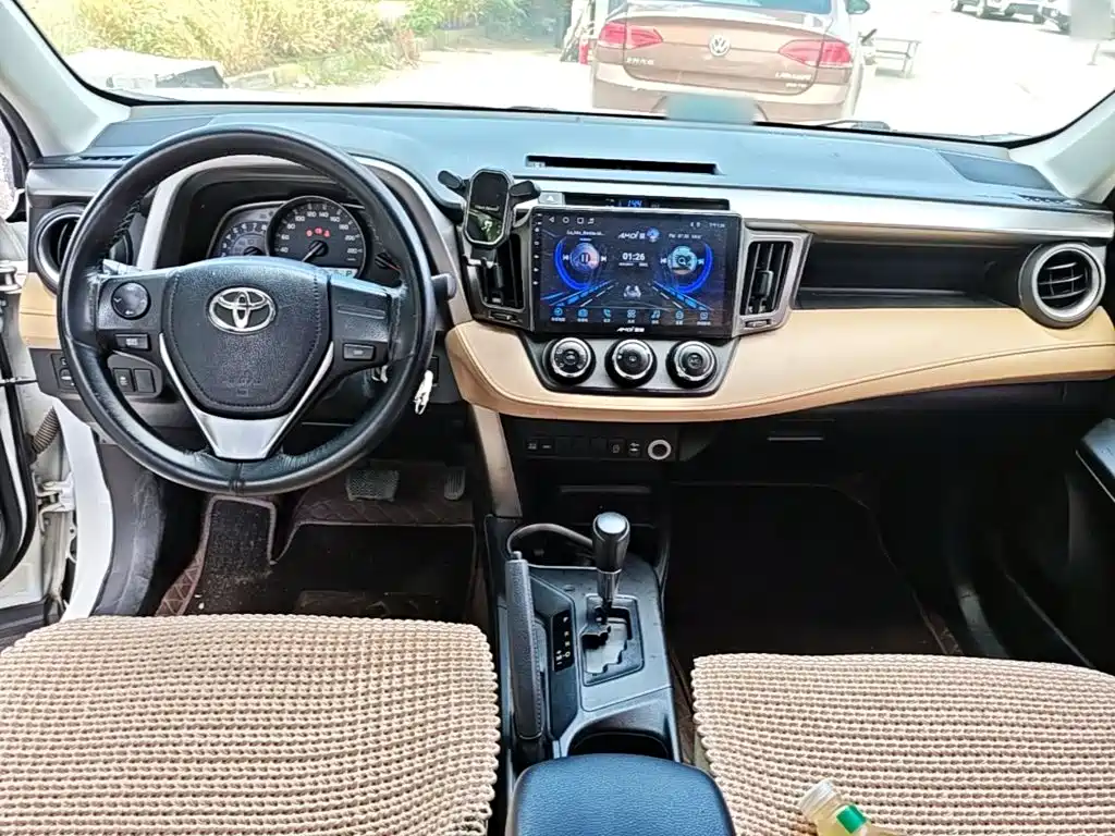 Toyota RAV4 2018 — фото 10