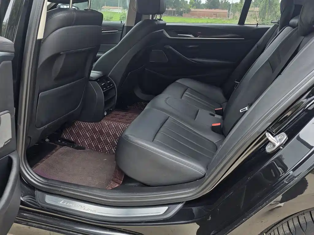 BMW 5 Series 2019 — фото 11