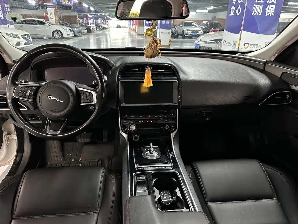 Jaguar XEL 2018 — фото 10
