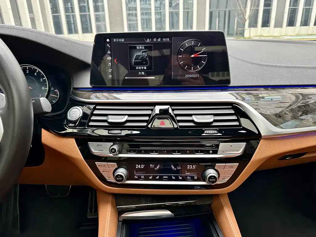 BMW 5 Series 2018 — фото 14