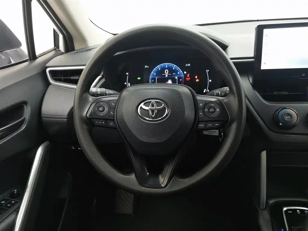 Toyota Corolla Cross 2023 — фото 11