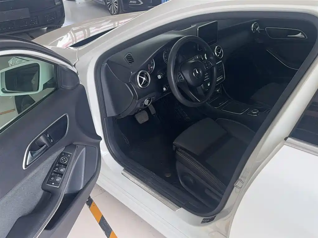 Mercedes-Benz A-Class 2018 — фото 12