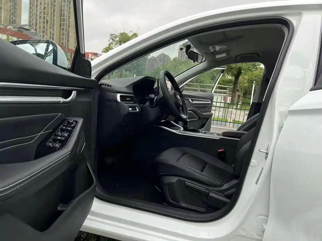 Geely Emgrand 2023