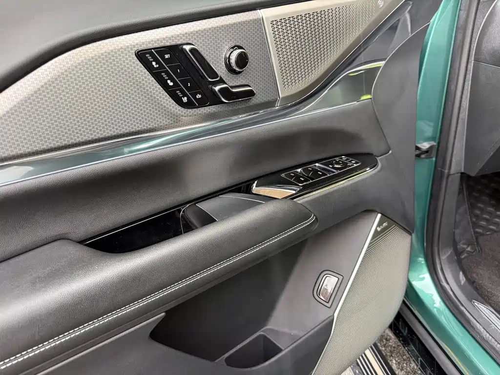 Cadillac XT5 2025 — фото 18
