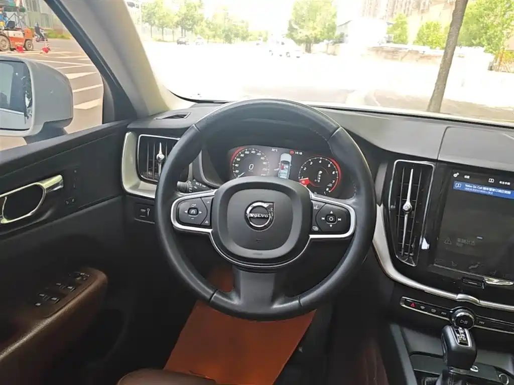Volvo XC60 2018 — фото 11